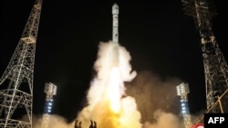 2023年11月21日北韓官方北韓中央通訊社發布的照片顯示，一枚搭載偵察衛星“萬里鏡1號”的火箭從西海昇空