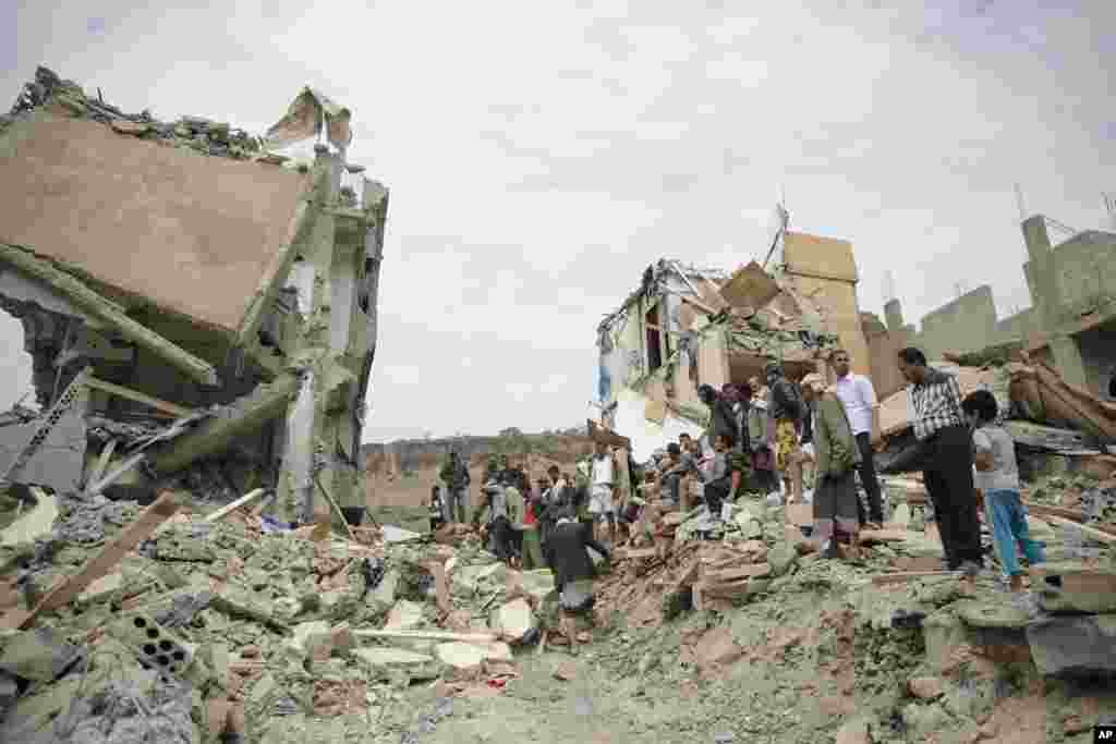 محله ای در صنعا پایتخت یمن پس از بمباران هوایی عربستان سعودی.دستکم ۱۴ نفر در حملات هوایی کشته شدند.
