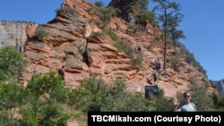 Mikah Meyer berdiri di dekat formasi batu karang "Angels Landing", bagian dari taman nasional Zion di negara bagian Utah.