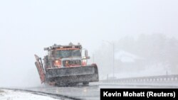 Patroli pembersih salju di sebuah jalan raya di Colorado pada awal badai musim dingin, Sabtu, 13 Maret 2021. (Foto: Kevin Mohatt/Reuters)