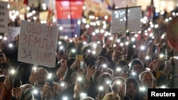 Učesnici velikog protesta "Studentski edikt" u Nišu drže upaljena svetla na telefonima tokom odavanja počasti nastradalima u padu nadstrešnice u Novom Sadu (REUTERS/Stoyan Nenov)