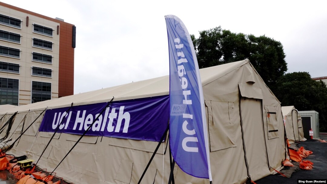 Tenda bedah untuk rumah sakit lapangan dengan kapasitas 50 tempat tidur untuk pasien COVID-19 di luar Universitas California, AS, 27 Desember 2020. AS, 8 April 2021, menyumbang rumah sakit lapangan ke Argentina untuk pencegahan COVID. (Foto: REUTERS/Bing 