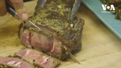 Рецепти від ковбоя: як приготувати справжній стейк і що подають до м’яса у Техасі. Відео