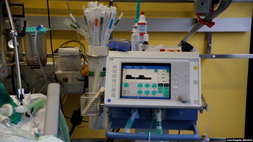 Sebuah ventilator terlihat di unit perawatan intensif (ICU) di rumah sakit universitas di Aachen, Jerman, 21 Desember 2020. Indonesia memiliki ketergantungan yang luar biasa terhadap produk luar negeri di sektor kesehatan. (Foto: REUTERS/Leon Kuegeler)