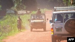 Des soldats français patrouillent dans des véhicules dans les rues de Bambari, en Centrafrique, le 15 mai 2015.