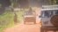Des soldats français patrouillent dans des véhicules dans les rues de Bambari, en Centrafrique, le 15 mai 2015.