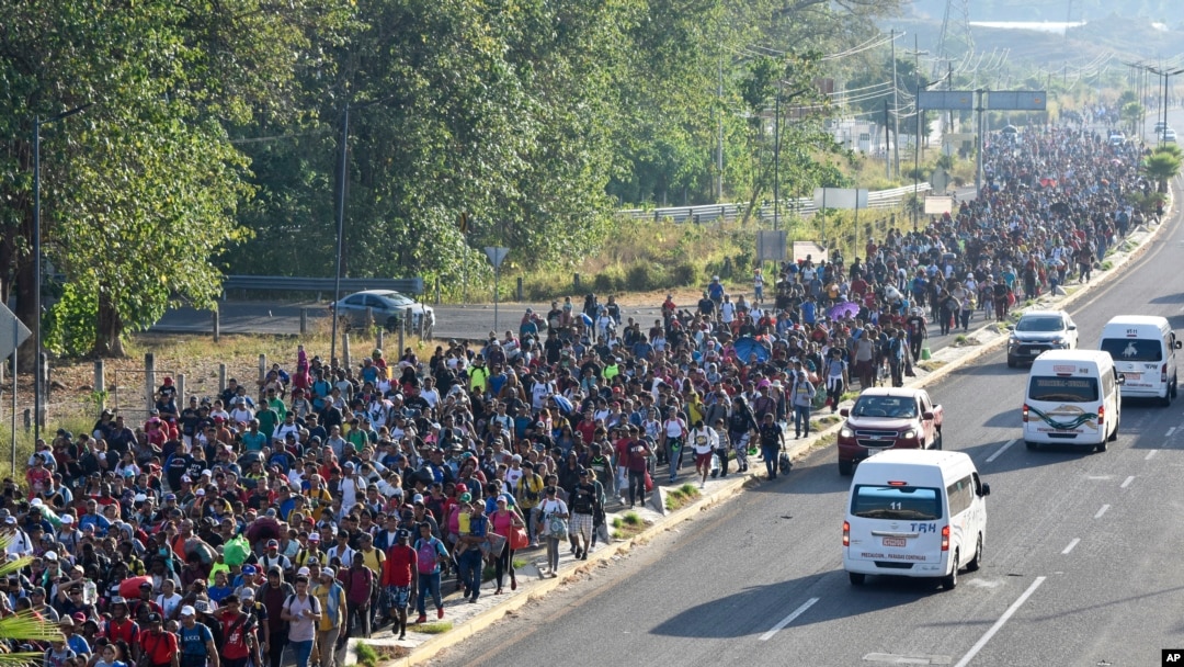 Caravana de migrantes contin a marcha por M xico piden m s