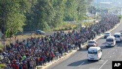 멕시코 타파출라를 출발한 중남미 이민자 행렬 캐러밴이 지난 24일 미 남부 국경으로 향하고 있다. 