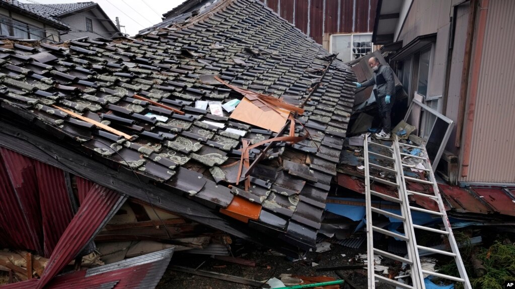 在日本能登半岛强震中倒塌的一栋房子。（美联社2024年1月3日）(photo:VOA)