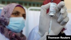 팔레스타인 보건 관계자가 신종 코로나바이러스 백신 접종을 준비하고 있다. (자료사진)