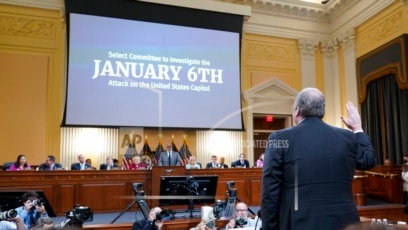 Chris Stirewalt, exeditor político de Fox News, se prepara para testificar ante la comisión de la Cámara de Representantes de EEUU que investiga el ataque del 6 de enero al Capitolio, el lunes 13 de junio. 2022.