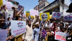 اعتراضات به اظهار نظرات دو عضو ارشد حزب حاکم بی‌جی‌پی در هند درباره پیامبر اسلام. احمدآباد، هند. ١٠ ژوئن ٢٠٢٢