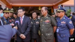 ឯកអគ្គរដ្ឋទូត​ចិន​ប្រចាំ​នៅ​កម្ពុជា លោក Wang Wentian (ឆ្វេង) និយាយ​ទៅ​កាន់​អ្នក​កាសែត ជាមួយ​នឹងលោក ទៀ បាញ់ (ស្ដាំ) ក្នុង​អំឡុងពេល​នៃ​ពិធី​បញ្ចុះបឋមសិលា និងបើកការដា្ឋនសាងសង់រោងជាងជួសជុលនាវា និងផែសំចត ​​នៅ​មូលដ្ឋាន​កងទ័ព​ជើងទឹក​រាម ថ្ងៃទី ៨ ខែមិថុនា។ (Cambodia's Fresh News via AP)