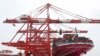 一艘来自日本的集装箱货轮停靠在上海洋山货运码头。（2022年4月27日）