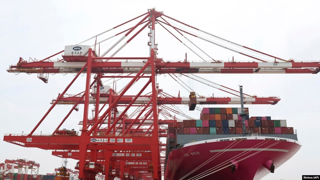 Data resmi menunjukkan angka keluaran peti kemas harian di pelabuhan Shanghai hampir kembali ke kapasitas penuh (foto: dok). 