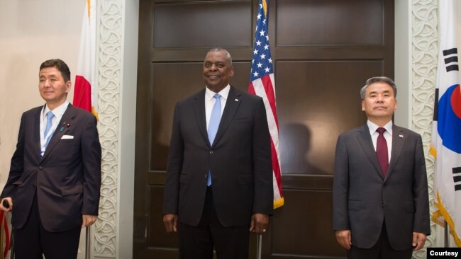 로이드 오스틴(가운데) 미 국방장관이 지난 6월 싱가포르에서 이종섭(오른쪽) 한국 국방장관, 기시 노부오 일본 방위상과 회동하고 있다. (자료사진=한국 국방부)