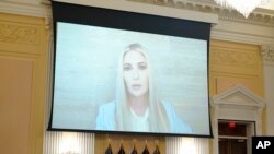 Un video que muestra a la exasesora de la Casa Blanca Ivanka Trump hablando durante una entrevista con el Comité del 6 de enero se muestra en la audiencia del comité selecto de la Cámara, el 9 de junio de 2022.