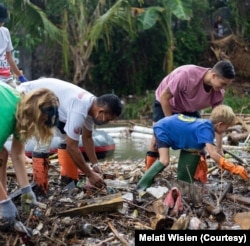 Warga Asing di Bali – Mereka ikut terlibat membersihkan sampah (Dokumentasi Melati Wisjen)