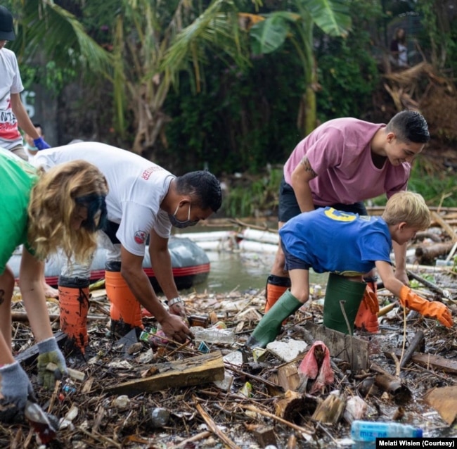 Warga Asing di Bali – Mereka ikut terlibat membersihkan sampah (Dokumentasi Melati Wisjen)