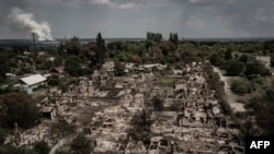 Razorene kuće u gradu Privilja u istočnom ukrajinskom regionu Donbas (Foto: ARIS MESSINIS / AFP)