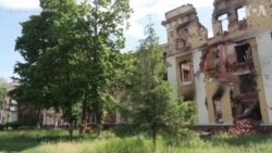 哈尔科夫中学生在学校废墟前跳舞 庆祝毕业