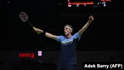 Viktor Axelsen dari Denmark memberi isyarat setelah menang melawan Anthony Sinisuka Ginting di semifinal tunggal putra turnamen bulu tangkis Indonesia Master di Jakarta pada 11 Juni 2022. (Foto: AFP/Adek Berry)