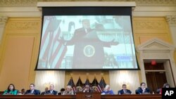 Se muestra un video del expresidente Donald Trump hablando durante un mitin cerca de la Casa Blanca el 6 de enero de 2021, durante una audiencia pública del comité selecto de la Cámara de Representantes de EEUU que investiga el ataque al Capitolio, el 9 de junio de 2021. 2022