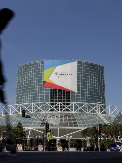 Un hombre pasa en un scooter cerca del Centro de Convenciones de Los Ángeles durante el primer día de la Novena Cumbre de las Américas en Los Ángeles, EEUU, 6 de junio de 2022.