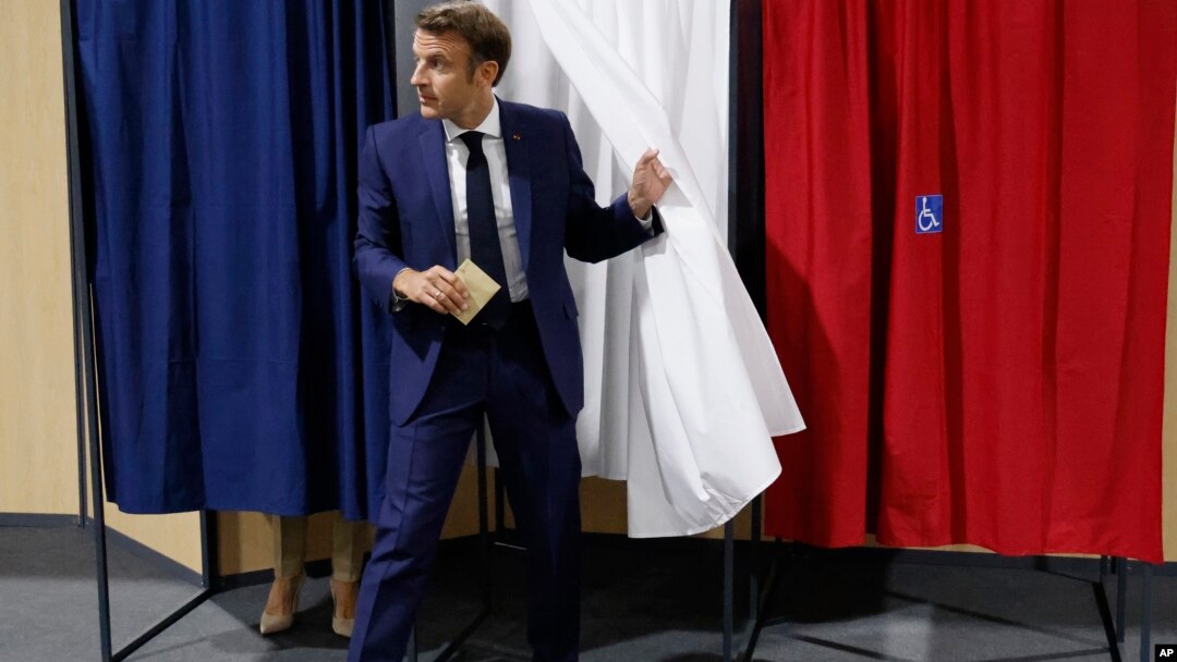 Predsednik Francuske Emanuel Makron napušta glasačku kabinu pre čina glasanja na francuskim parlamentarnim izborima, na glasačkom mestu u La Tukeu, severna Francuska, 12. juna 2022. (Foto: AP/Ludovic Marin, Pool)