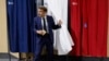 Prezidan Franse Emmanuel Macron kite biwo vot kote li sot vote nan premye tou eleksyon palmante peyi La Frans la, nan Le Touquet, rejyon no la Frans, Dimanch 12 Jyen 2022. 