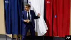 Prezidan Franse Emmanuel Macron kite biwo vot kote li sot vote nan premye tou eleksyon palmante peyi La Frans la, nan Le Touquet, rejyon no la Frans, Dimanch 12 Jyen 2022. 
