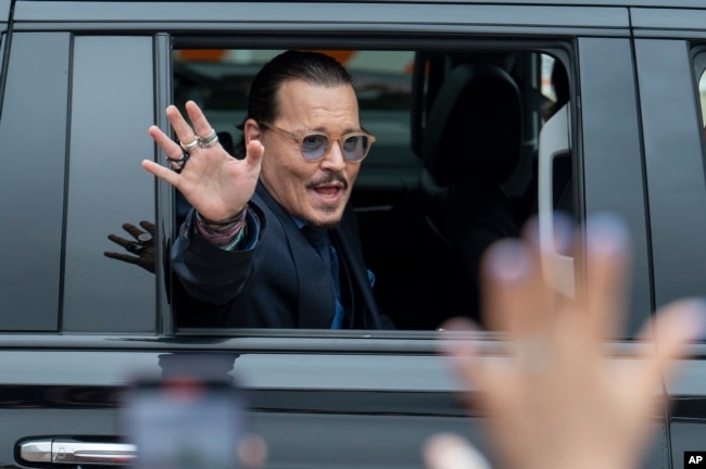 Actor Jonny Depp waves to a crowd in Fairfax, Virginia on May 27, 2022. (Foto AP/Craig Hudson)