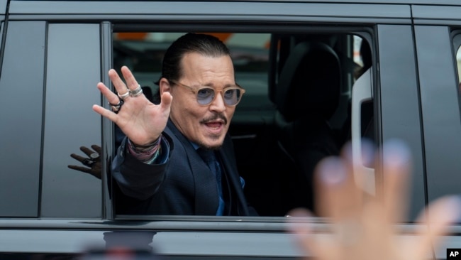 Actor Jonny Depp waves to a crowd in Fairfax, Virginia on May 27, 2022. (Foto AP/Craig Hudson)