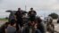 Migrantes centroamericanos que buscan asilo son detenidos por la policía después de cruzar el Río Grande hacia Eagle Pass, Texas desde México en Hondo, Texas, EEUU, el 1 de junio de 2022.