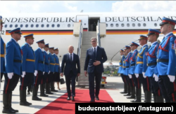 Nemački kancelar Olaf Šolc i predsednik Srbije Aleksandar Vučić na beogradskom aerodromu (Foto: Instagram/@buducnostsrbijeav)