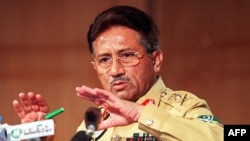 بعض ماہرین کے مطابق پرویز مشرف کی کراچی پہنچنے سے قبل ہی ملک کا انتظام فوج نے سنبھال لیا تھا۔