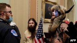 Un homme aux cornes de bison dans le Capitole américain, l'image est désormais entrée dans la mémoire collective.