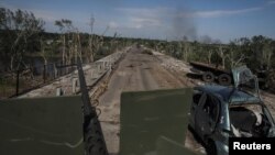 ARHIVA - Strani dobrovoljci, koji se bore sa ukrajinskim trupama, u vojnom vozilu u Severodonjecku, 2. jun 2022. (Foto: REUTERS/Serhii Nuzhnenko)