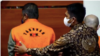 Petugas KPK mengarahkan posisi berdiri Wali Kota Yogyakarta 2017-2022 Haryadi Suyuti dalam keterangan pers pada Jumat (3/6) di Gedung Merah Putih KPK.