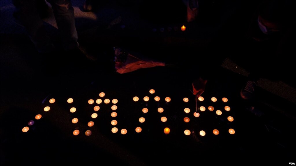 示威者用电子蜡烛砌出中文字“八九六四”。 （美国之音郑乐捷）(photo:VOA)