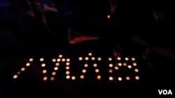 示威者用电子蜡烛砌出中文字“八九六四”。 （美国之音郑乐捷）