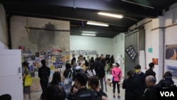在倫敦東邊的克尼（Hackney）地區，在英港人團體亦舉辦“從磚陣到世界・香港人的覺醒和改變”展覽，展示2019年的抗爭藝術作品。（美國之音/鄭樂捷）