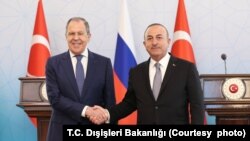 세르게이 라브로프(왼쪽) 러시아 외무장관과 메블뤼트 차우쇼을루 터키 외무장관이 8일 앙카라에서 회동하고 있다. 