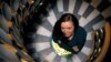 Pesulap Inggris, Megan Swann, di kantor pusat "The Magic Circle" di London, Inggris, 26 Mei 2022. (REUTERS/John Sibley)