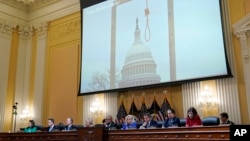 تصویری از چوبه دار ساختگی در محوطه ساختمان کنگره ایالات متحده در ۶ ژانویه در ویدیویی که اعضای کمیته بازرسی کنگره آن را تماشا می‌کنند (۱۹ خرداد ۱۴۰۱)