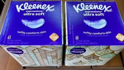 Cajas de Kleenex en una tienda de Ann Arbor (Michigan) el 25 de mayo del 2022. (AP Photo/Dee-Ann Durbin)