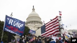 ARCHIVO - Insurrectos violentos leales al presidente Donald Trump frente al Capitolio de EE. UU. en Washington el 6 de enero de 2021.