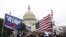 ARCHIVO - Insurrectos violentos leales al presidente Donald Trump frente al Capitolio de EE. UU. en Washington el 6 de enero de 2021.