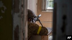 Un soldado ucraniano en posición durante intensos combates en el frente en Severodonetsk, región de Luhansk, Ucrania, el 8 de junio de 2022.