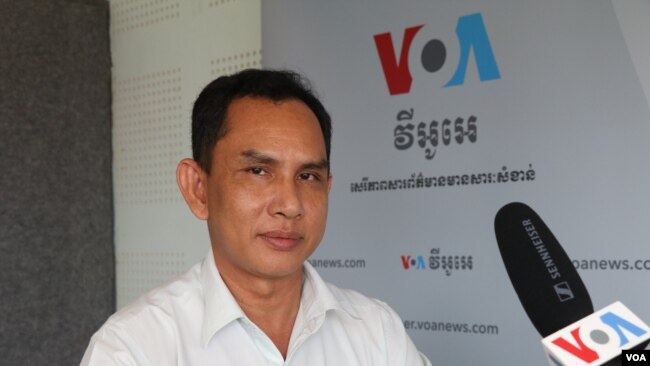 លោក អំ សំអាត នាយករង​ទទួលបន្ទុក​កម្មវិធី​ឃ្លាំមើល​សិទ្ធិ​មនុស្ស​នៃ​អង្គការ​លីកាដូ​ផ្តល់​បទសម្ភាសន៍​ដល់​វីអូអេ​កាលពី​ថ្ងៃទី៧ ខែមិថុនា ឆ្នាំ២០២២។ (ស៊ុន ណារិន/វីអូអេ)